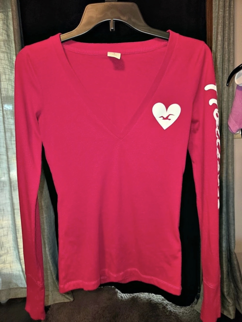 Hollister Long Sleeve Graphic V-Neck Pink Size Small